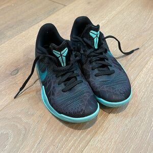 Nike boys Kobe basketball shoes size 4.5Y